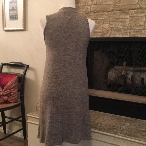 Sleeveless mock neck dress - Picture 3 of 6